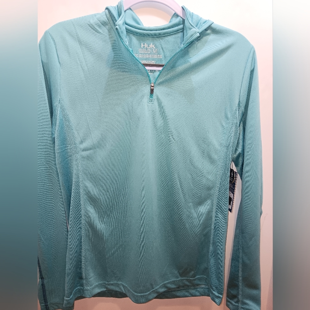 Womens Medium Huk Fishing Long sleeve Hoodie Shirt. NWT.